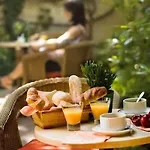 Hotell Dauphin 3*