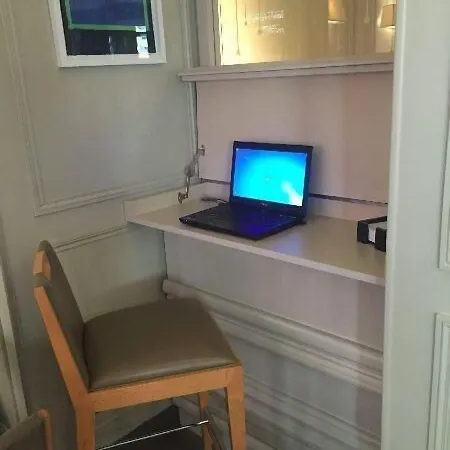 Hotel Dauphin Puteaux